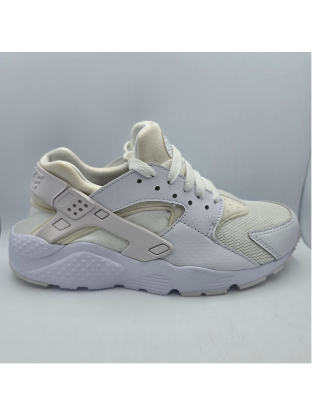 Women's Nike Huarache Sneakers White and Beige 5y women's 6.5